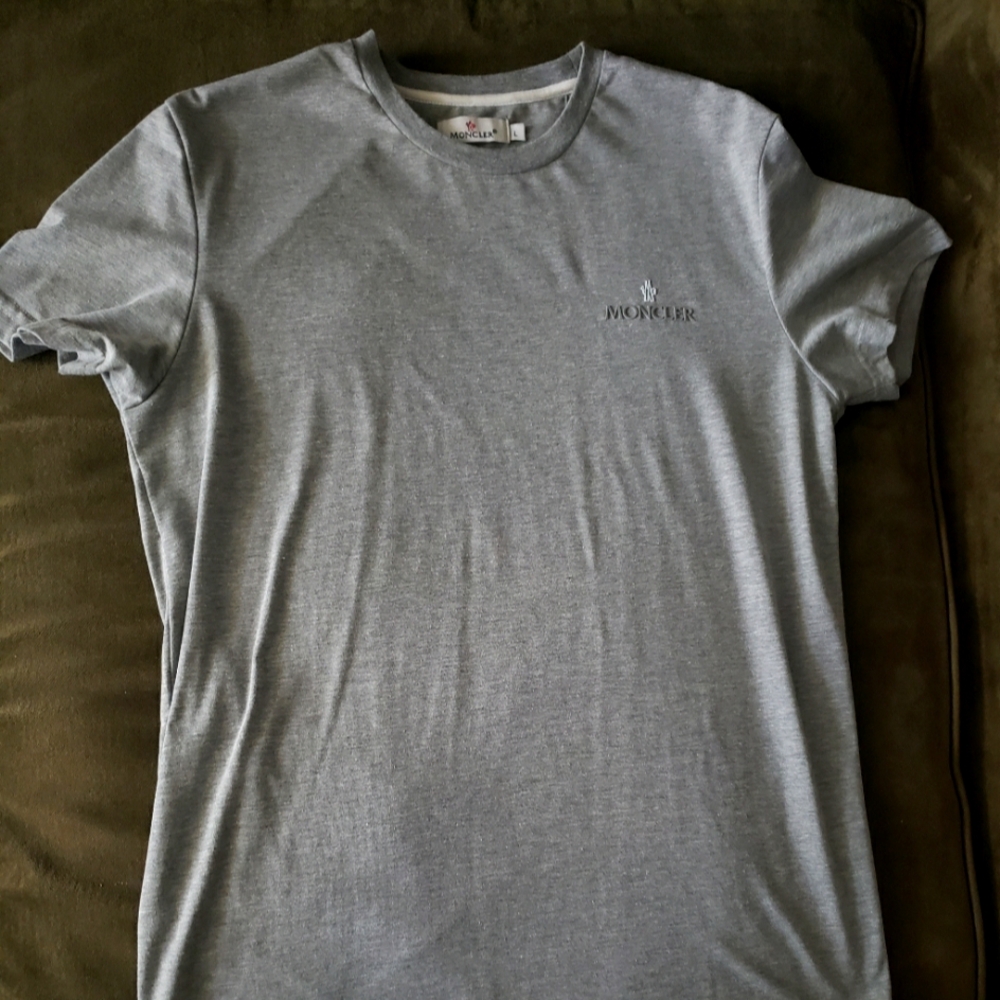 A simple small logo grey Moncler t shirt